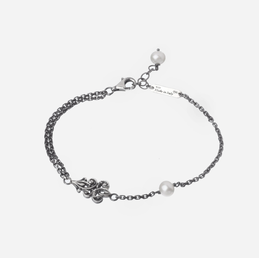 Bracciale in argento con catena forzatina, elemento inciso e perla naturale