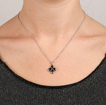 Carica l&#39;immagine nel visualizzatore di Gallery, Collana con Pendente Fiore in Spinello Nero
