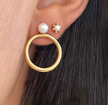 Carica l&#39;immagine nel visualizzatore di Gallery, Statement earrings with pearl and hoop
